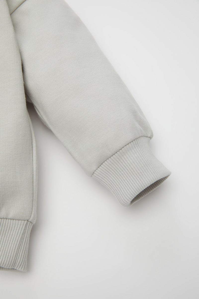 ديفاكتو طقم بيبي اولادي سويت شيرت وسويت بانتس بطبعة شعار قماش رقيق قصة عادية - قطعتين - Image 4